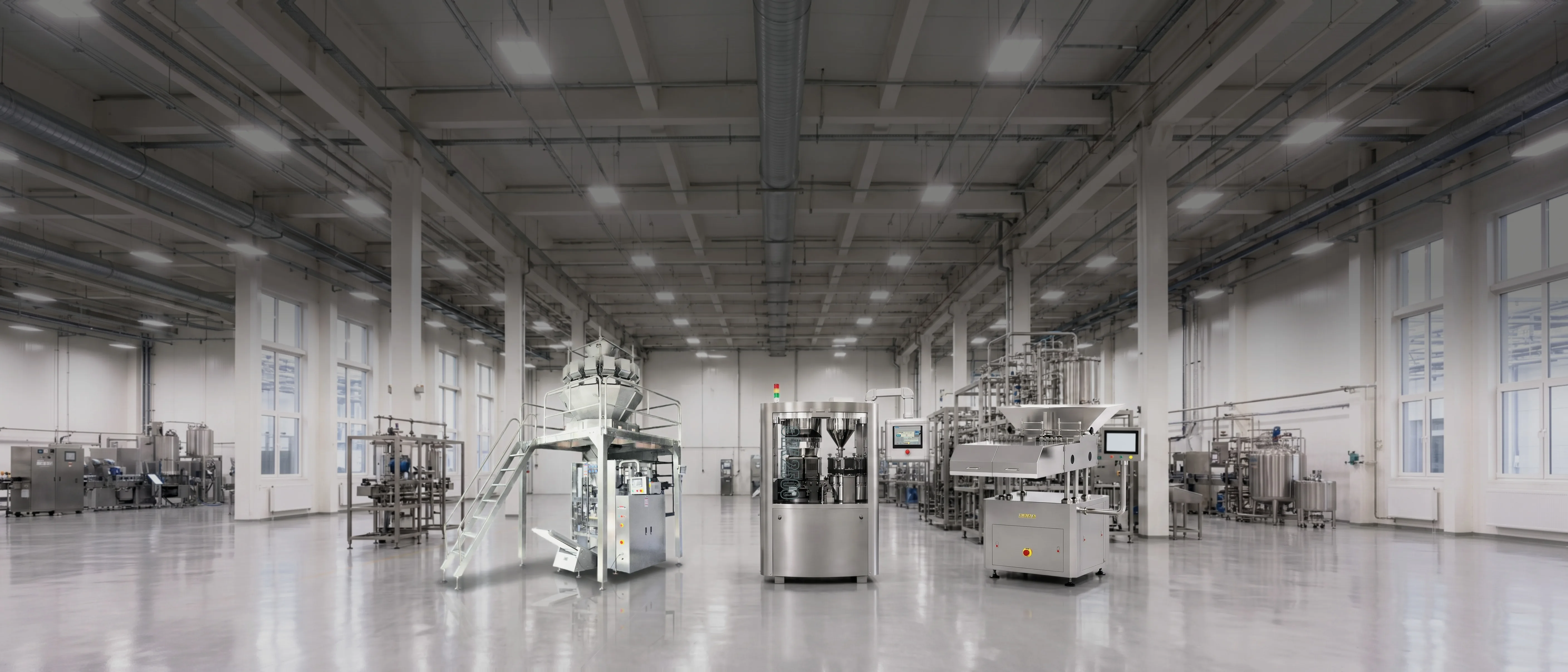 Beutelfüllmaschine mit Mehrkopfwaage, Kapselfüllmaschine CFK-2500C und Tablettenzählmaschine HT-CCD8D in einer Produktionshalle